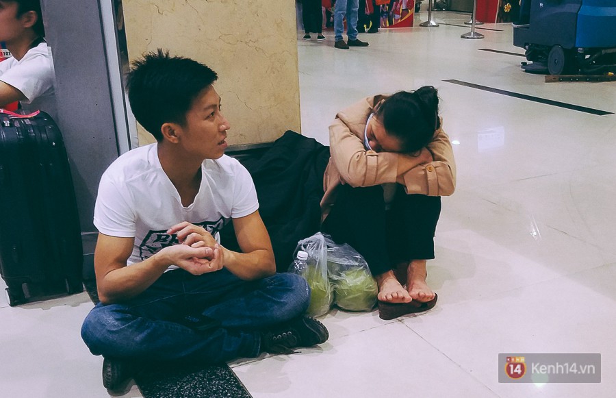 Hành khách phát khóc vì đi máy bay Tết còn khổ hơn xe đò: dăm lần bảy lượt delay, vạ vật cả ngày đợi chờ mòn mỏi - Ảnh 8. Hành khách phát khóc vì đi máy bay Tết còn khổ hơn xe đò: dăm lần bảy lượt delay, vạ vật cả ngày đợi chờ mòn mỏi - Ảnh 8.