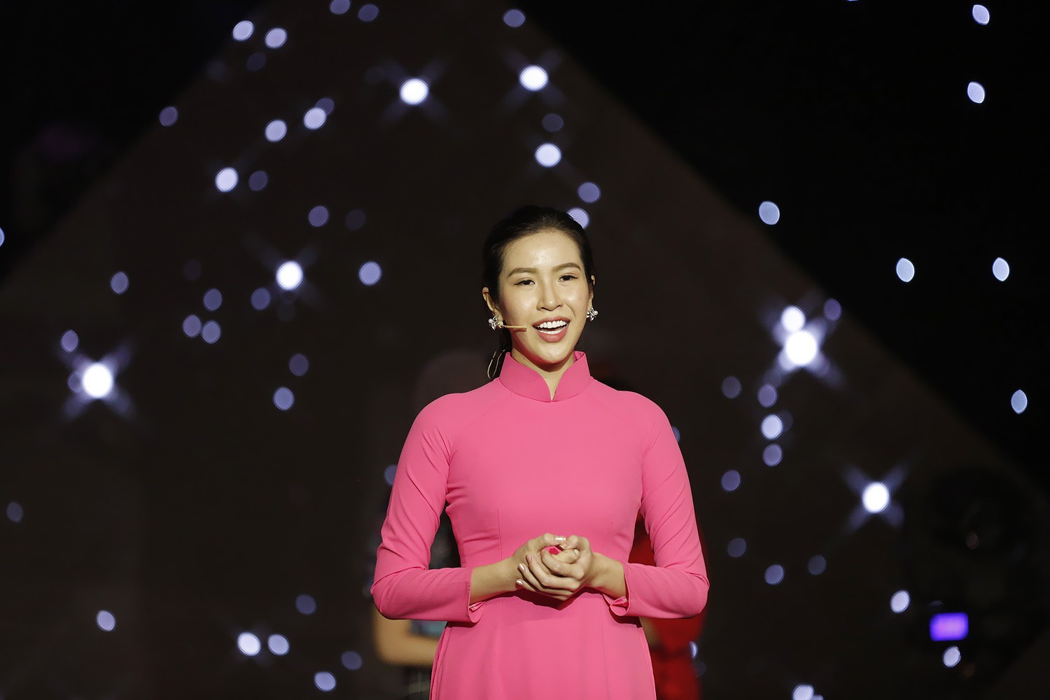 Hoa hậu Kiều Ngân liều mình mời Hoa hậu HHen Niê đến Chung kết Én vàng 2017 - Ảnh 7. Hoa hậu Kiều Ngân liều mình mời Hoa hậu HHen Niê đến Chung kết Én vàng 2017 - Ảnh 7.