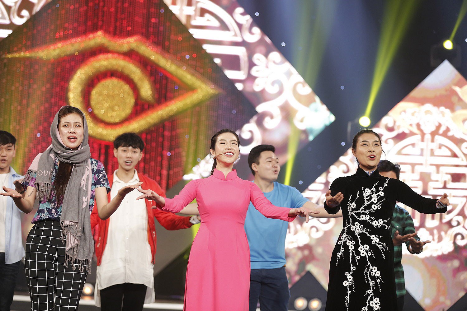 Hoa hậu Kiều Ngân liều mình mời Hoa hậu HHen Niê đến Chung kết Én vàng 2017 - Ảnh 8. Hoa hậu Kiều Ngân liều mình mời Hoa hậu HHen Niê đến Chung kết Én vàng 2017 - Ảnh 8.