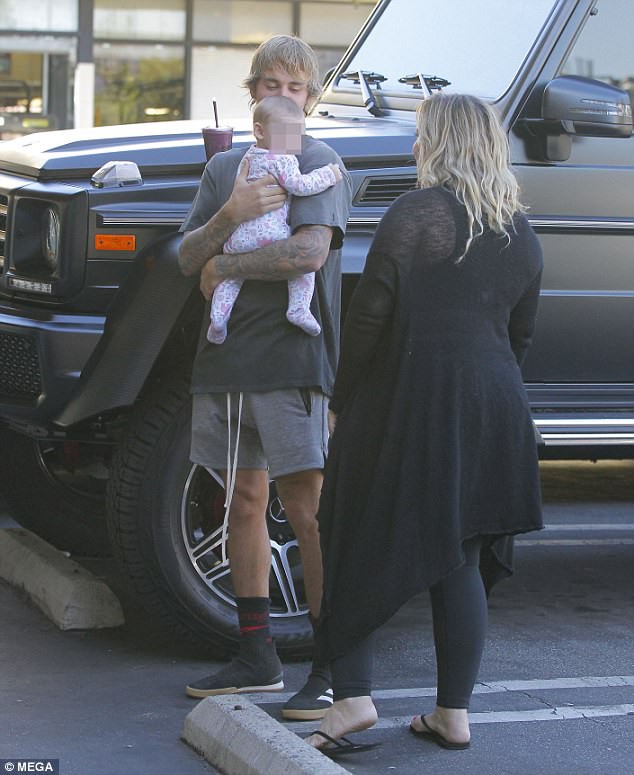 Chưa lên chức bố, nhưng Justin Bieber đã đốn tim fan với hình ảnh bế em bé đáng yêu - Ảnh 1.