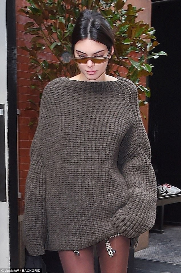 Diện style giấu quần, Kendall Jenner hút mọi ánh nhìn với đôi chân dài đẹp như búp bê - Ảnh 4.