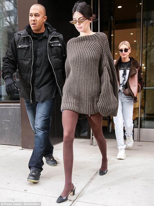 Diện style giấu quần, Kendall Jenner hút mọi ánh nhìn với đôi chân dài đẹp như búp bê - Ảnh 2.