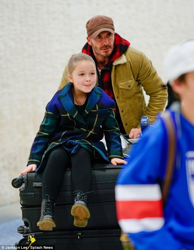 Bé Harper Beckham tươi cười lộ cả răng sún cực xinh khi xuất hiện bên bố tại sân bay - Ảnh 6.