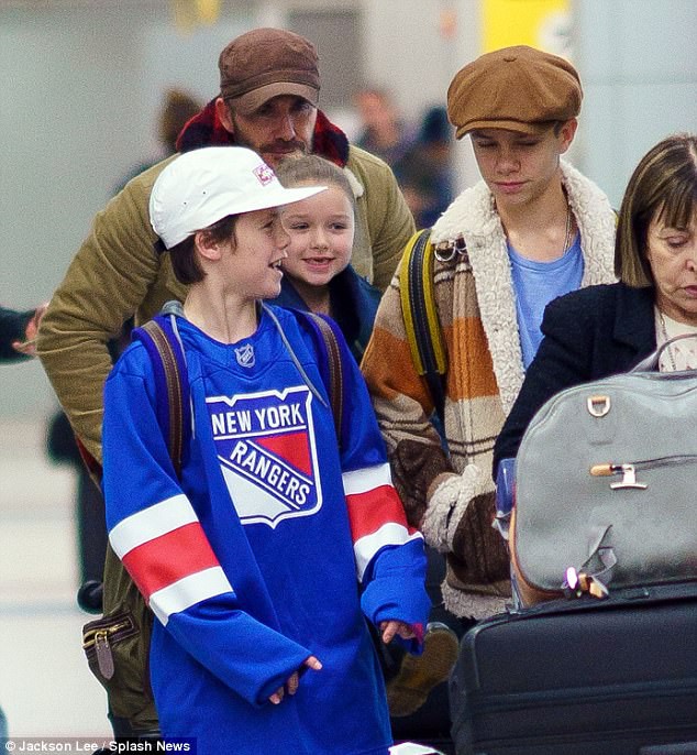 Bé Harper Beckham tươi cười lộ cả răng sún cực xinh khi xuất hiện bên bố tại sân bay - Ảnh 3.