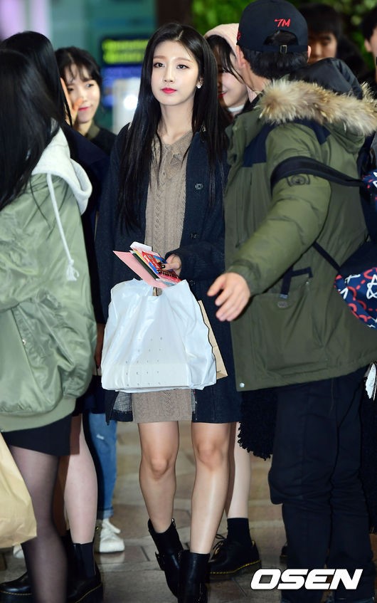 Yoona, EXO mệt mỏi nhưng sao vẫn đẹp lung linh, mỹ nhân Lovelyz bỗng chiếm hết spotlight tại sân bay - Ảnh 8.