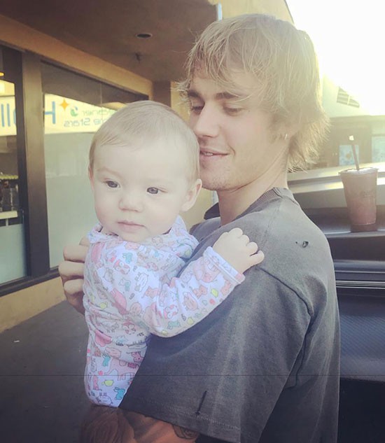 Chưa l&ecirc;n chức bố, nhưng Justin Bieber đ&atilde; đốn tim fan với h&igrave;nh ảnh bế em b&eacute; đ&aacute;ng y&ecirc;u - Ảnh 4.