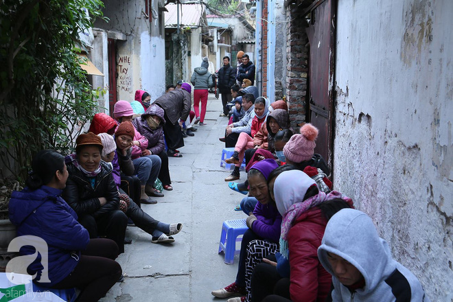 Giữa phồn hoa rực rỡ, chạnh l&ograve;ng những ng&agrave;y gi&aacute;p Tết lặng lẽ ở x&oacute;m chạy thận ng&otilde; Cột Cờ - Ảnh 2.