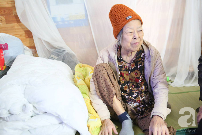 Giữa phồn hoa rực rỡ, chạnh l&ograve;ng những ng&agrave;y gi&aacute;p Tết lặng lẽ ở x&oacute;m chạy thận ng&otilde; Cột Cờ - Ảnh 16.