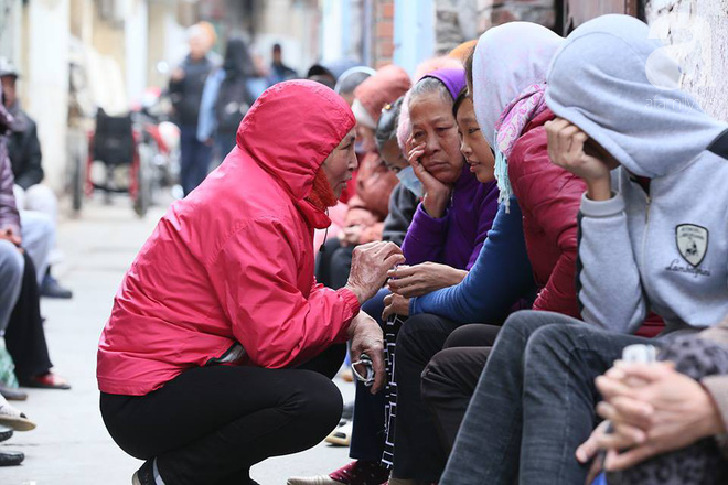 Giữa phồn hoa rực rỡ, chạnh l&ograve;ng những ng&agrave;y gi&aacute;p Tết lặng lẽ ở x&oacute;m chạy thận ng&otilde; Cột Cờ - Ảnh 4.