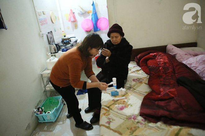 Giữa phồn hoa rực rỡ, chạnh l&ograve;ng những ng&agrave;y gi&aacute;p Tết lặng lẽ ở x&oacute;m chạy thận ng&otilde; Cột Cờ - Ảnh 10.