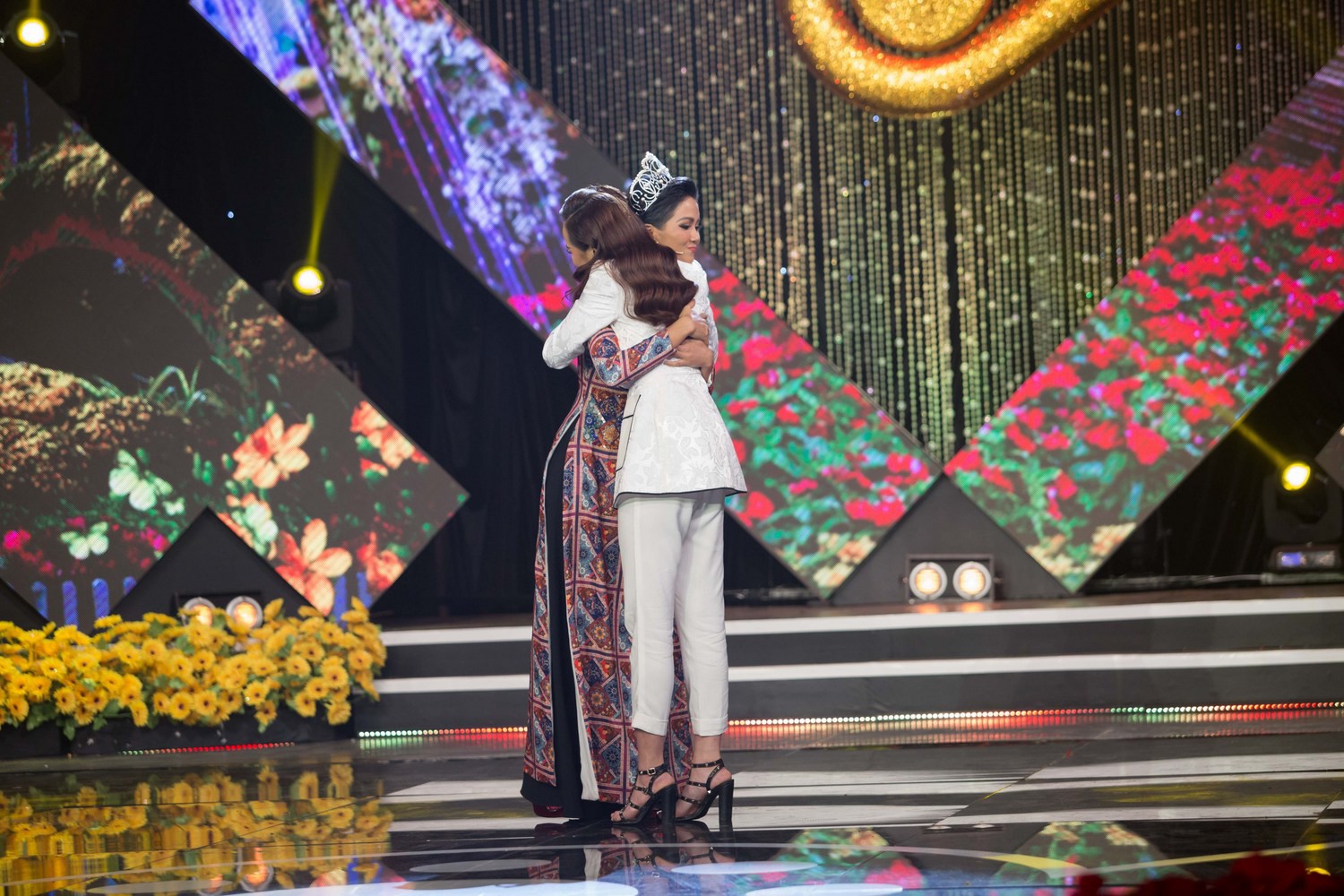 Hoa hậu Kiều Ng&acirc;n xuất sắc gi&agrave;nh ng&ocirc;i &Eacute;n V&agrave;ng 2017 - Ảnh 3.