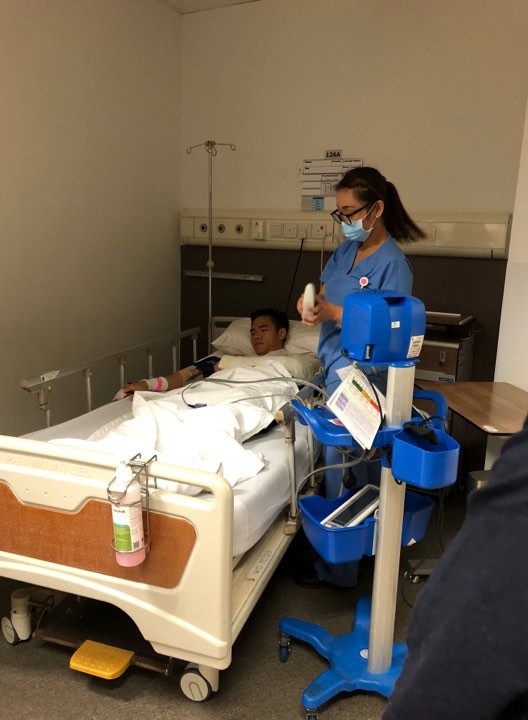 Thủ môn đội tuyển Việt Nam gãy tay được phẫu thuật tại Singapore - Ảnh 1.