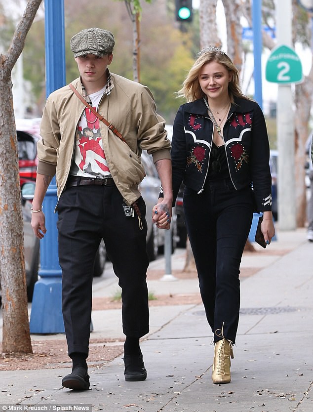 Tình yêu ngọt ngào của Brooklyn Beckham và Chloe Moretz: Được chàng hôn tay, nàng cười đầy hạnh phúc - Ảnh 1.