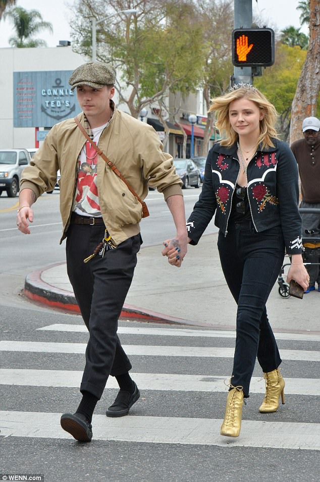 Tình yêu ngọt ngào của Brooklyn Beckham và Chloe Moretz: Được chàng hôn tay, nàng cười đầy hạnh phúc - Ảnh 5.