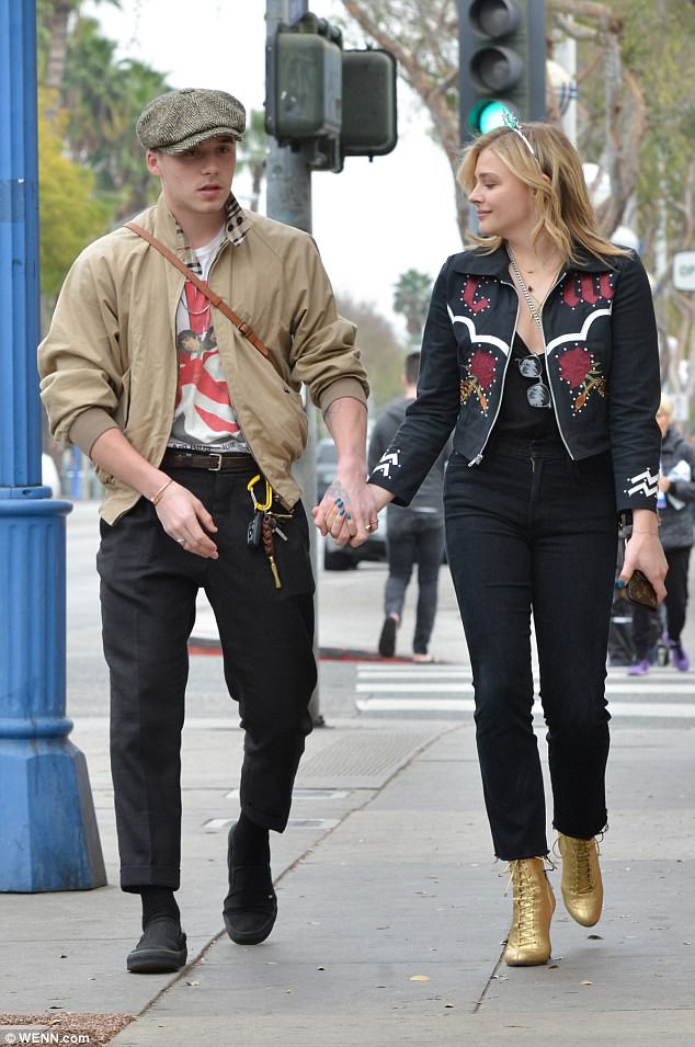 Tình yêu ngọt ngào của Brooklyn Beckham và Chloe Moretz: Được chàng hôn tay, nàng cười đầy hạnh phúc - Ảnh 7.