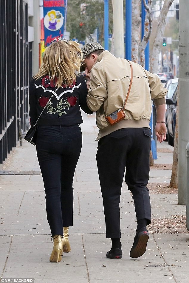 Tình yêu ngọt ngào của Brooklyn Beckham và Chloe Moretz: Được chàng hôn tay, nàng cười đầy hạnh phúc - Ảnh 6.