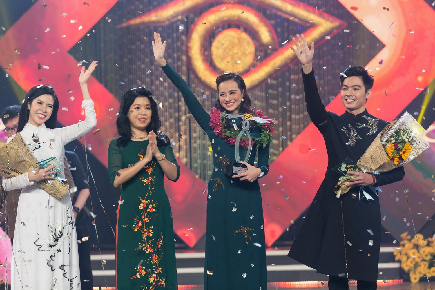 Hoa hậu Kiều Ng&acirc;n xuất sắc gi&agrave;nh ng&ocirc;i &Eacute;n V&agrave;ng 2017 - Ảnh 2.