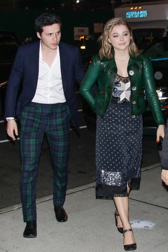 Có 2 công thức đồ đôi mà lúc nào Brooklyn Beckham và Chloe Moretz cũng áp dụng - Ảnh 10. Có 2 công thức đồ đôi mà lúc nào Brooklyn Beckham và Chloe Moretz cũng áp dụng - Ảnh 10.
