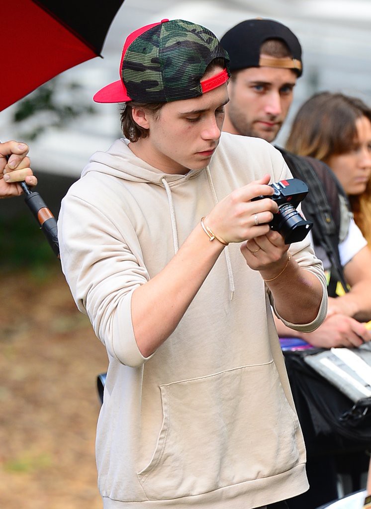 Có 2 công thức đồ đôi mà lúc nào Brooklyn Beckham và Chloe Moretz cũng áp dụng - Ảnh 3. Có 2 công thức đồ đôi mà lúc nào Brooklyn Beckham và Chloe Moretz cũng áp dụng - Ảnh 3.
