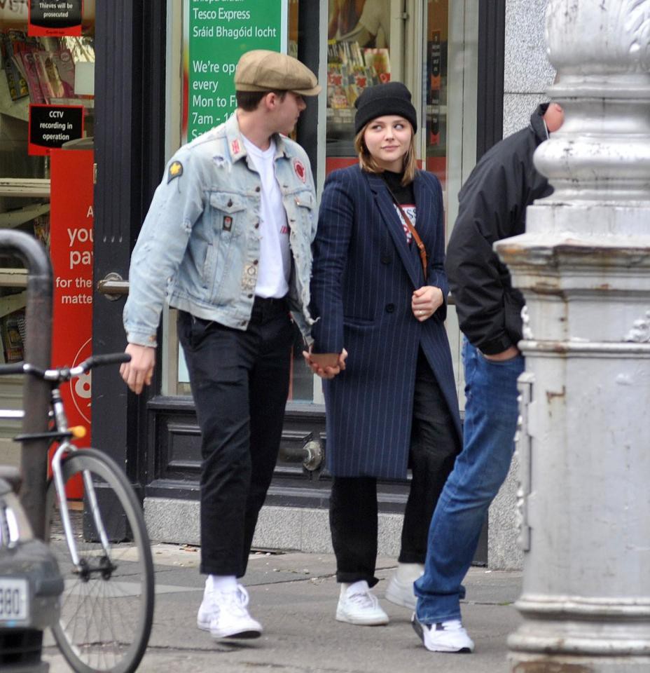 Có 2 công thức đồ đôi mà lúc nào Brooklyn Beckham và Chloe Moretz cũng áp dụng - Ảnh 5. Có 2 công thức đồ đôi mà lúc nào Brooklyn Beckham và Chloe Moretz cũng áp dụng - Ảnh 5.
