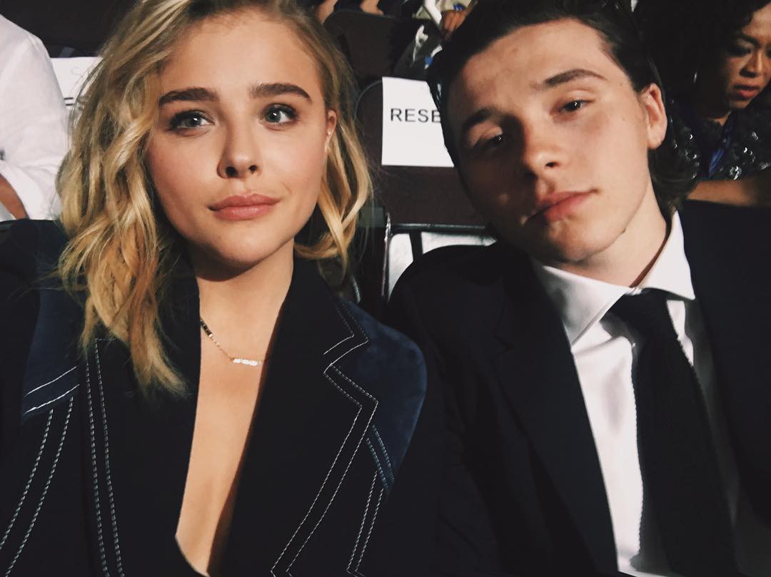Có 2 công thức đồ đôi mà lúc nào Brooklyn Beckham và Chloe Moretz cũng áp dụng - Ảnh 11. Có 2 công thức đồ đôi mà lúc nào Brooklyn Beckham và Chloe Moretz cũng áp dụng - Ảnh 11.