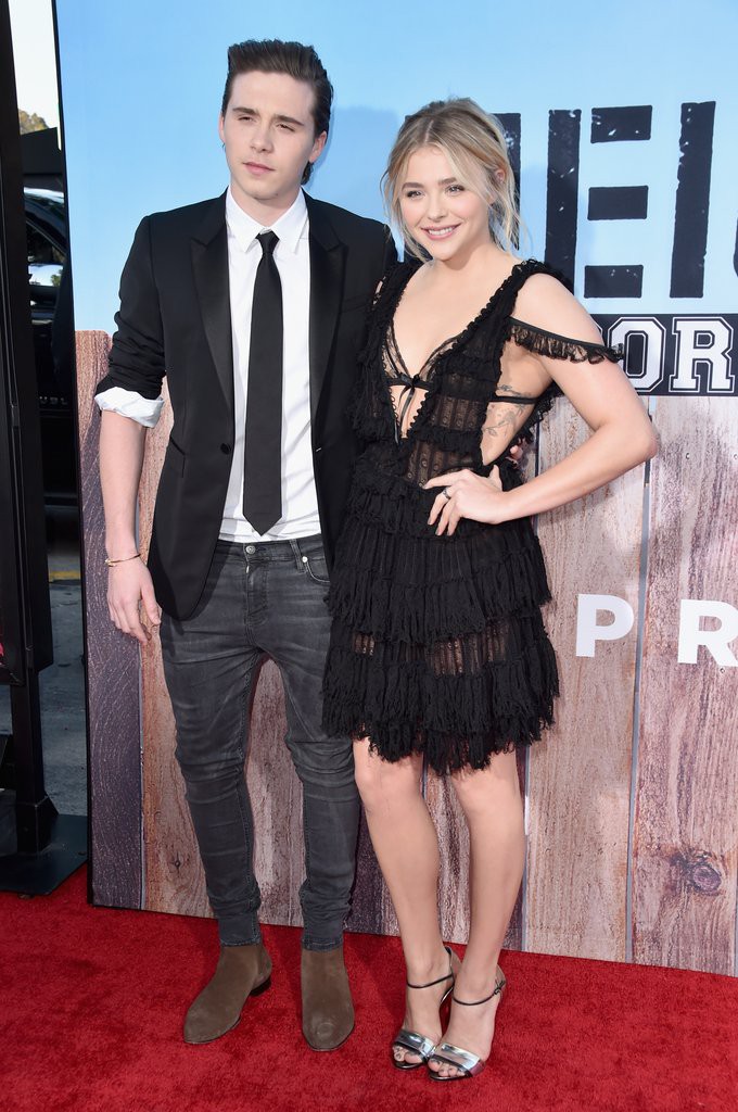 Có 2 công thức đồ đôi mà lúc nào Brooklyn Beckham và Chloe Moretz cũng áp dụng - Ảnh 9. Có 2 công thức đồ đôi mà lúc nào Brooklyn Beckham và Chloe Moretz cũng áp dụng - Ảnh 9.