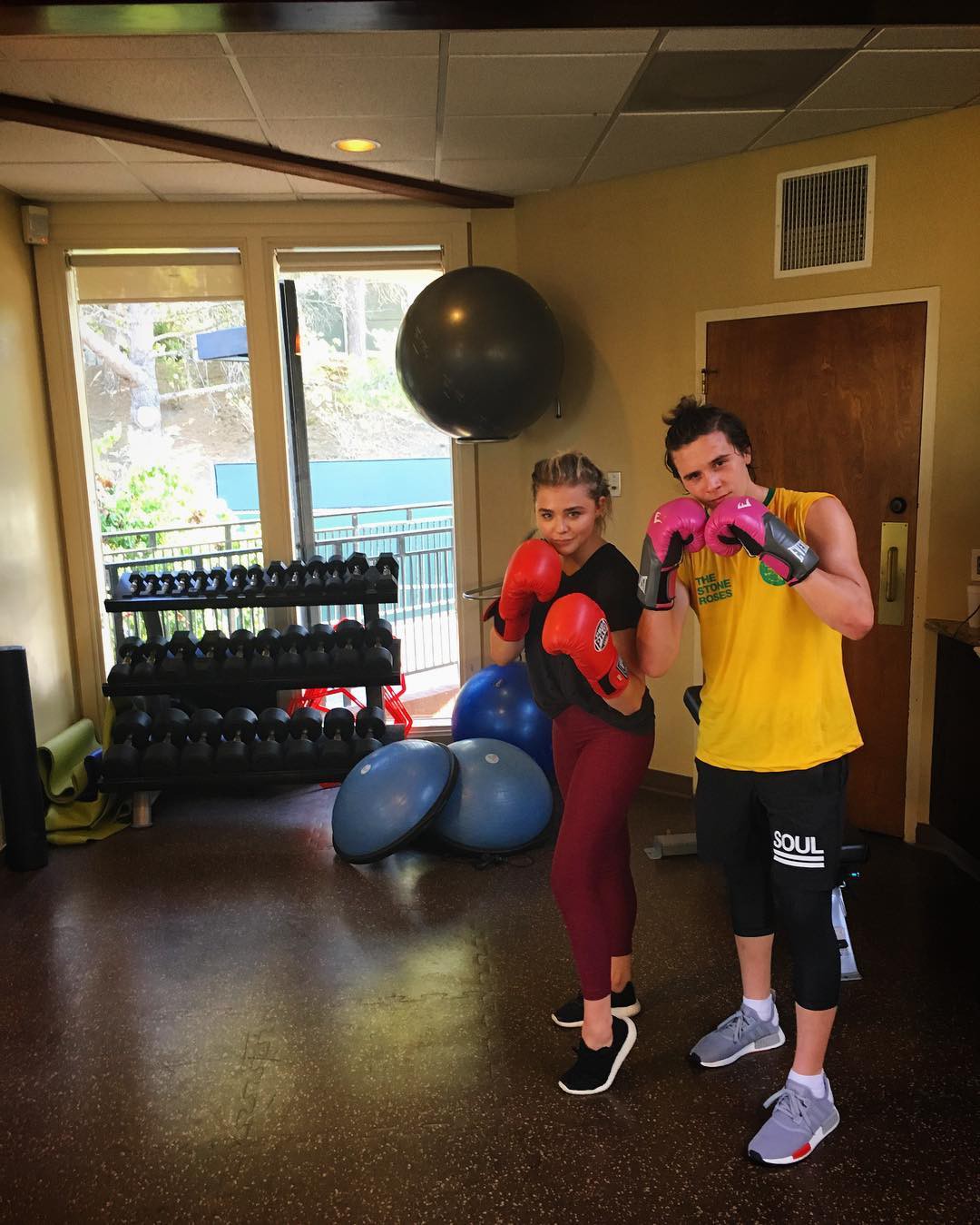 Có 2 công thức đồ đôi mà lúc nào Brooklyn Beckham và Chloe Moretz cũng áp dụng - Ảnh 6. Có 2 công thức đồ đôi mà lúc nào Brooklyn Beckham và Chloe Moretz cũng áp dụng - Ảnh 6.