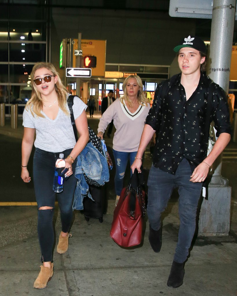 Có 2 công thức đồ đôi mà lúc nào Brooklyn Beckham và Chloe Moretz cũng áp dụng - Ảnh 7. Có 2 công thức đồ đôi mà lúc nào Brooklyn Beckham và Chloe Moretz cũng áp dụng - Ảnh 7.