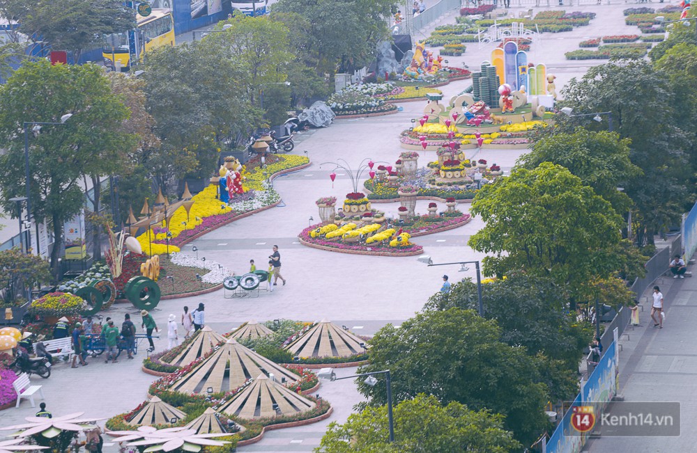 Chùm ảnh: Ngắm đường hoa Nguyễn Huệ đang được gấp rút hoàn thành trước ngày khai mạc - Ảnh 4. Chùm ảnh: Ngắm đường hoa Nguyễn Huệ đang được gấp rút hoàn thành trước ngày khai mạc - Ảnh 4.