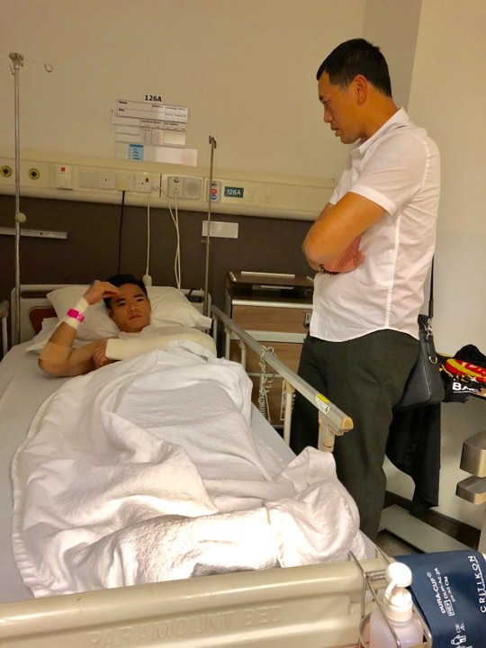 Thủ môn đội tuyển Việt Nam gãy tay được phẫu thuật tại Singapore - Ảnh 2.