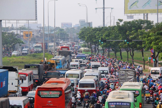 Ngày chủ nhật cuối cùng trong năm, người miền Tây ùn ùn về quê ăn Tết khiến Quốc lộ 1A kẹt cứng - Ảnh 1.