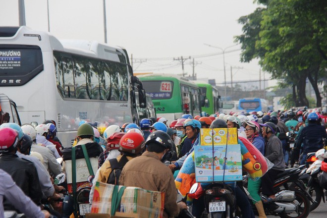 Ngày chủ nhật cuối cùng trong năm, người miền Tây ùn ùn về quê ăn Tết khiến Quốc lộ 1A kẹt cứng - Ảnh 2.