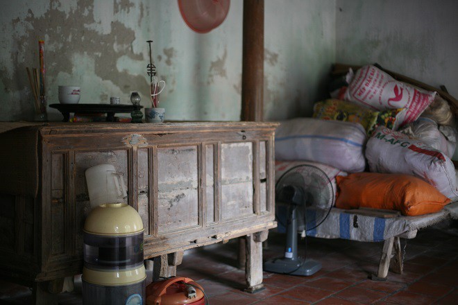 Tết người mù nghèo: Có tivi để... nghe rồi em ơi! - Ảnh 2. Tết người mù nghèo: Có tivi để... nghe rồi em ơi! - Ảnh 2.