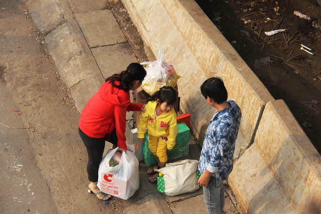 Ngày chủ nhật cuối cùng trong năm, người miền Tây ùn ùn về quê ăn Tết khiến Quốc lộ 1A kẹt cứng - Ảnh 12.