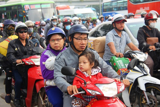 Ngày chủ nhật cuối cùng trong năm, người miền Tây ùn ùn về quê ăn Tết khiến Quốc lộ 1A kẹt cứng - Ảnh 13.