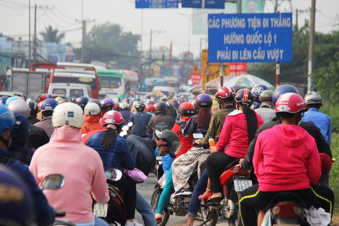 Ngày chủ nhật cuối cùng trong năm, người miền Tây ùn ùn về quê ăn Tết khiến Quốc lộ 1A kẹt cứng - Ảnh 14.