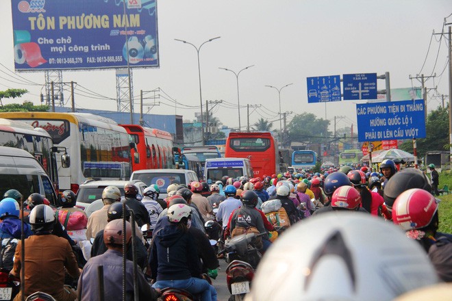 Ngày chủ nhật cuối cùng trong năm, người miền Tây ùn ùn về quê ăn Tết khiến Quốc lộ 1A kẹt cứng - Ảnh 16.