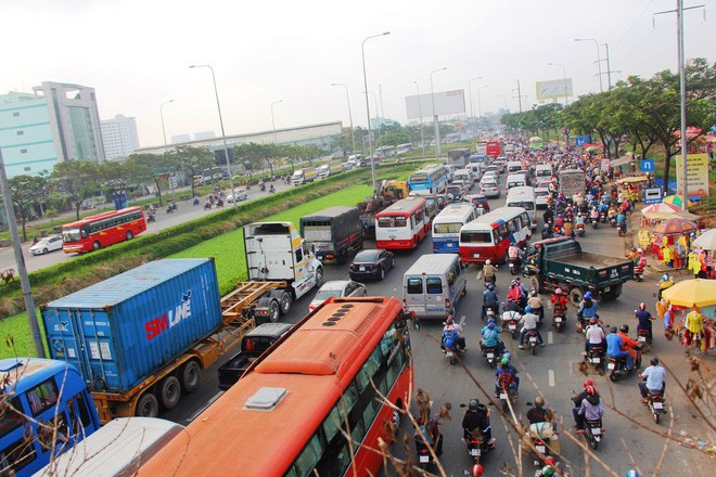 Ngày chủ nhật cuối cùng trong năm, người miền Tây ùn ùn về quê ăn Tết khiến Quốc lộ 1A kẹt cứng - Ảnh 18.