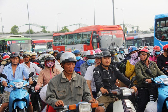 Ngày chủ nhật cuối cùng trong năm, người miền Tây ùn ùn về quê ăn Tết khiến Quốc lộ 1A kẹt cứng - Ảnh 7.