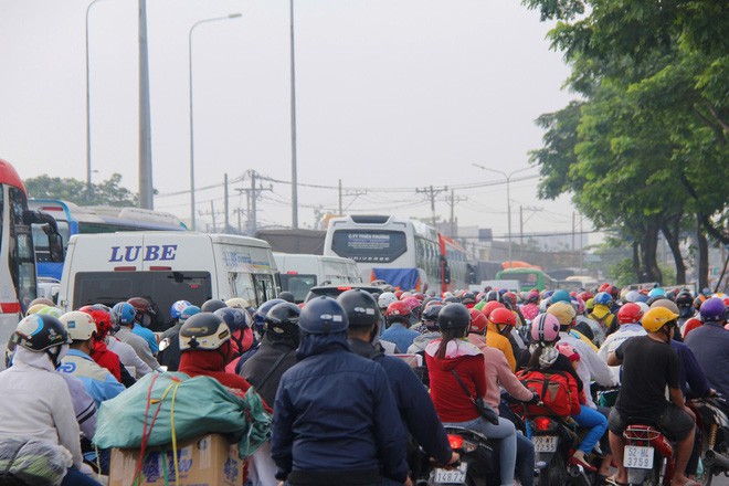 Ngày chủ nhật cuối cùng trong năm, người miền Tây ùn ùn về quê ăn Tết khiến Quốc lộ 1A kẹt cứng - Ảnh 8.