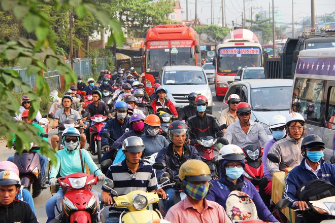 Ngày chủ nhật cuối cùng trong năm, người miền Tây ùn ùn về quê ăn Tết khiến Quốc lộ 1A kẹt cứng - Ảnh 9.