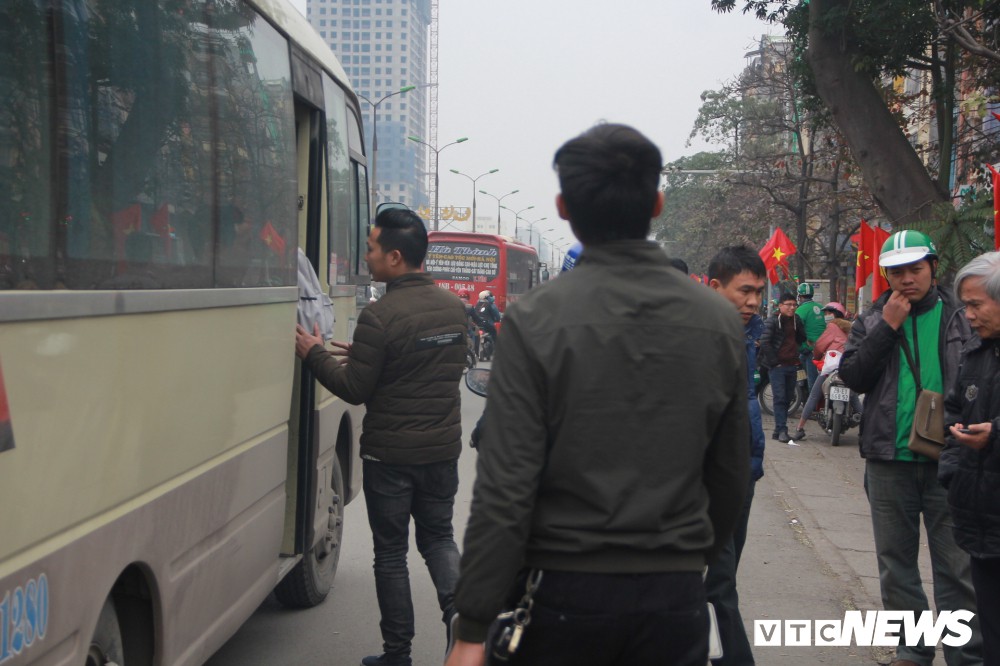 Hành khách nài nỉ cho em đứng trên xe về quê ăn Tết nhưng vẫn bị từ chối - Ảnh 9. Hành khách nài nỉ cho em đứng trên xe về quê ăn Tết nhưng vẫn bị từ chối - Ảnh 9.