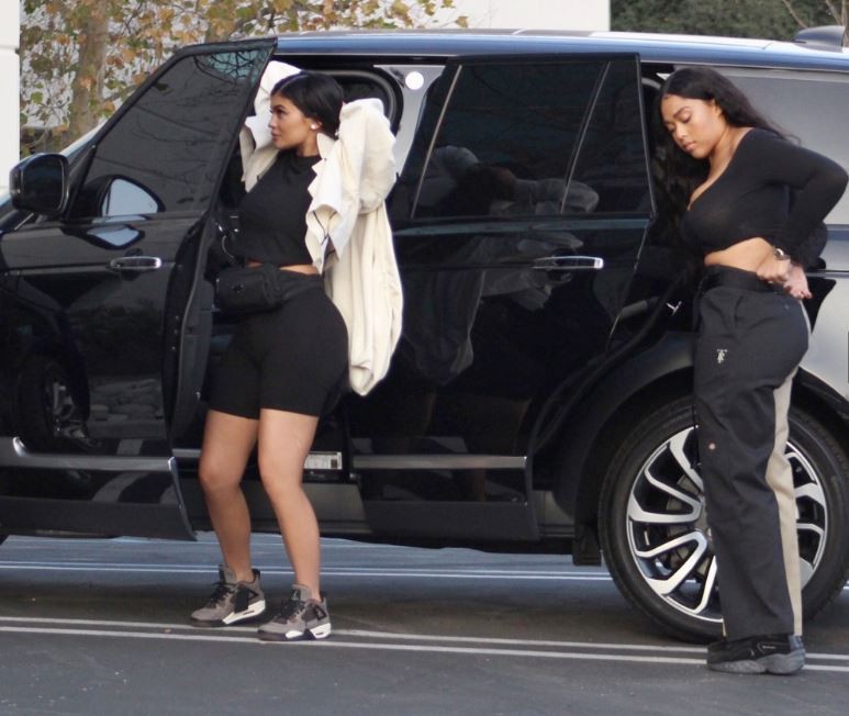 Kylie Jenner xuất hiện xinh đẹp, khoe vòng 3 nở nang sau khi sinh con - Ảnh 1.