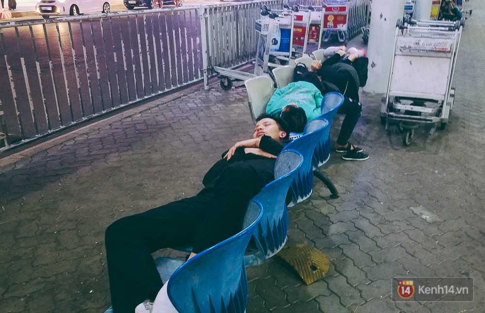Khổ như đi máy bay Tết: Hành khách nằm la liệt dưới sàn ở sân bay Tân Sơn Nhất từ 0h đến 7h sáng - Ảnh 4.