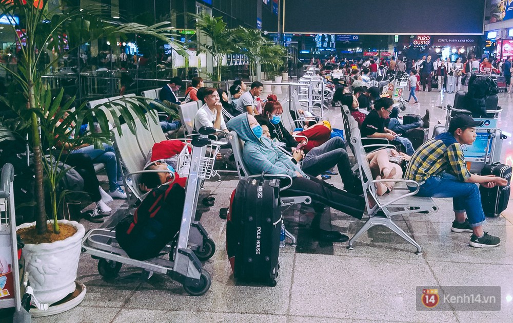 Khổ như đi máy bay Tết: Hành khách nằm la liệt dưới sàn ở sân bay Tân Sơn Nhất từ 0h đến 7h sáng - Ảnh 5.