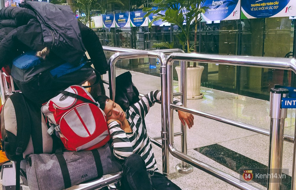 Khổ như đi máy bay Tết: Hành khách nằm la liệt dưới sàn ở sân bay Tân Sơn Nhất từ 0h đến 7h sáng - Ảnh 7.