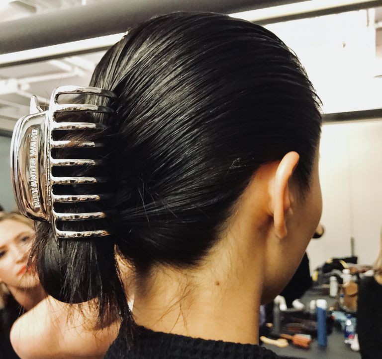 Kẹp tóc từ đời ơ kìa giờ lại tung hoành tại show Alexander Wang trong khuôn khổ NYFW - Ảnh 3. Kẹp tóc từ đời ơ kìa giờ lại tung hoành tại show Alexander Wang trong khuôn khổ NYFW - Ảnh 3.