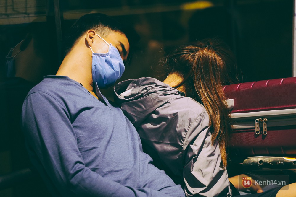 Khổ như đi máy bay Tết: Hành khách nằm la liệt dưới sàn ở sân bay Tân Sơn Nhất từ 0h đến 7h sáng - Ảnh 15.