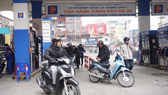 Hà Nội: Nhiều cây xăng chỉ phục vụ 3 giờ trong ngày mùng 1 Tết Nguyên đán - Ảnh 1.