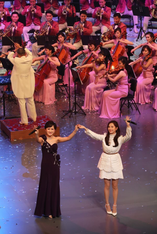Seohyun được khen ngợi khi hòa giọng ngọt ngào với dàn đồng ca Triều Tiên - Ảnh 1.